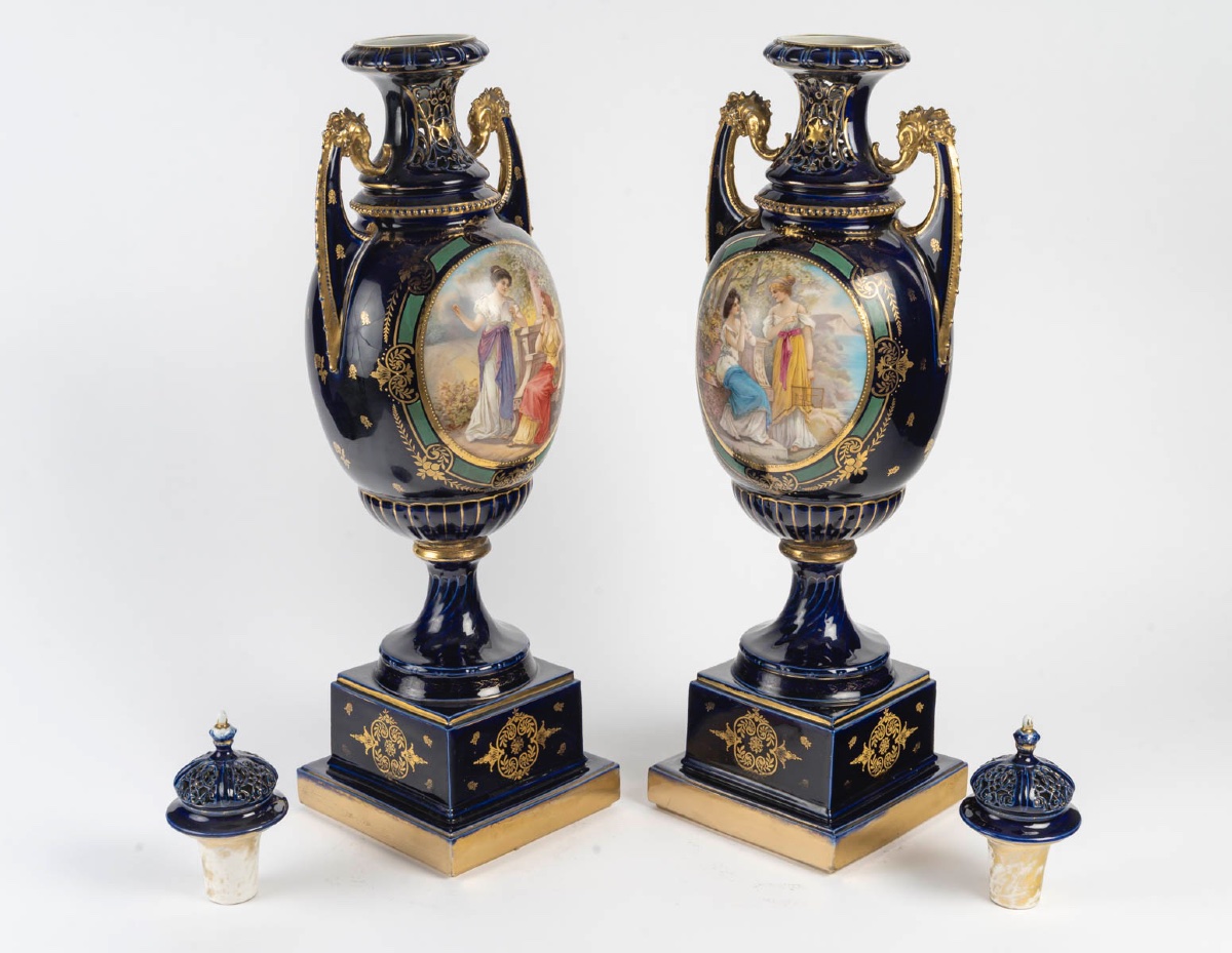 Paire de grands vases couverts en porcelaine de Royal Vienna, époque Napoléon III — 7