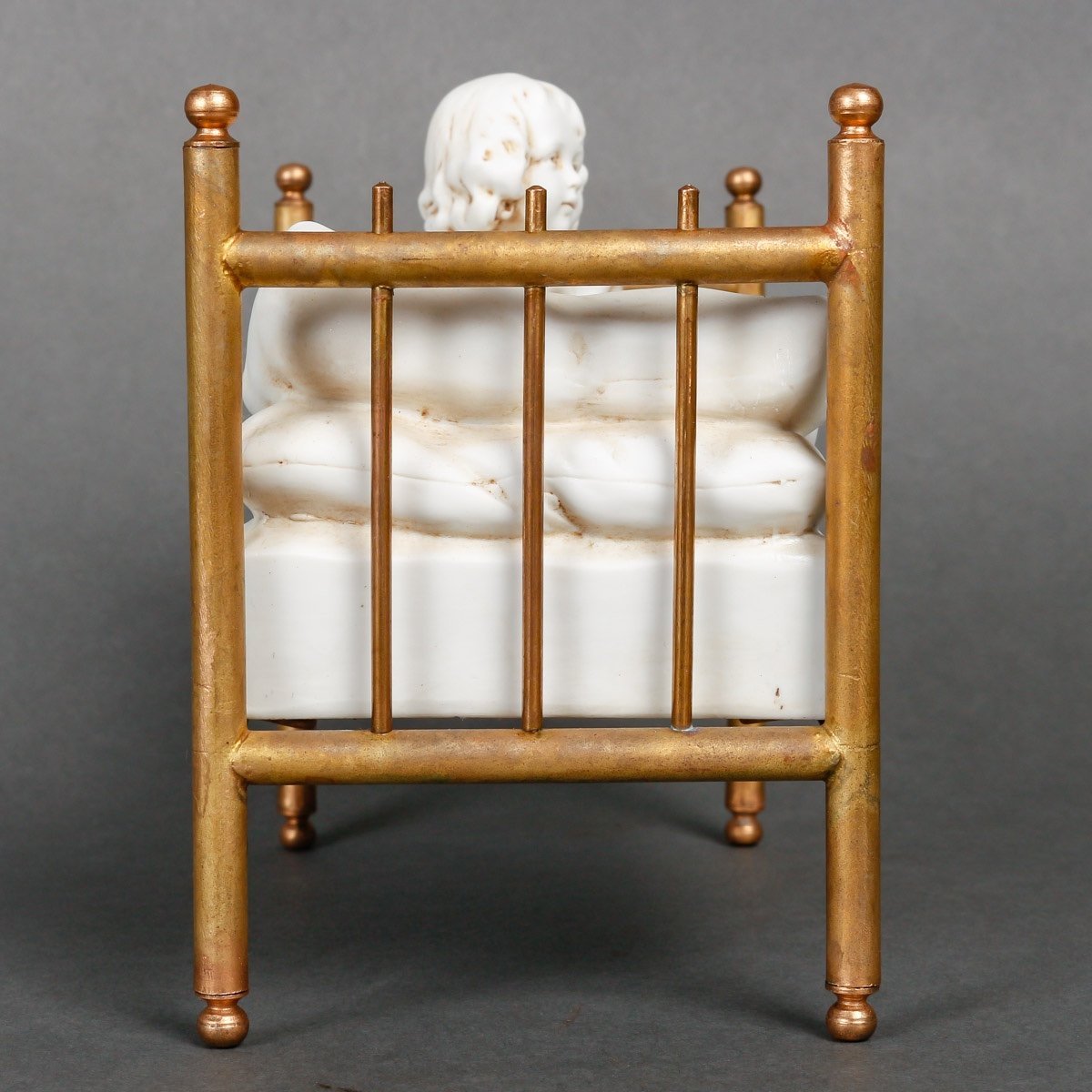 Miniature en biscuit sur un lit en bronze doré époque fin du XIXe siècle — 5