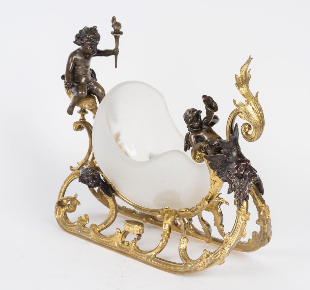 Une caleche en bronze et verre opalescent, fin du XIXe siècle — 7