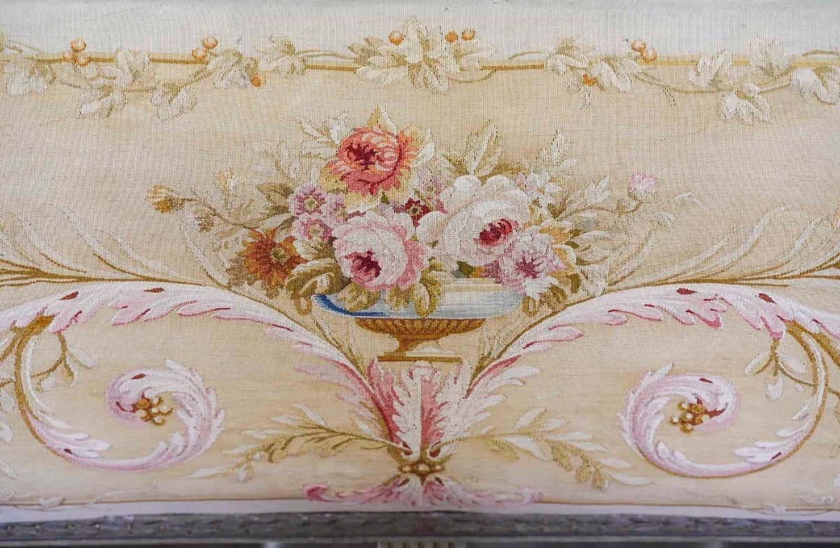 Un grand Canapé Aubusson en bois sculpté Laque et doré fin du XIXe siècle — 8