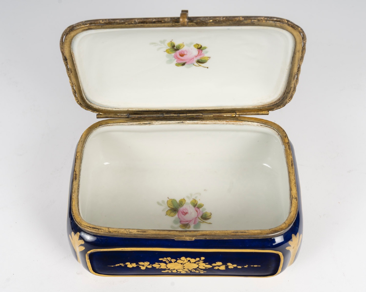 Un coffret à bijoux en porcelaine de Sèvres, fin du XIXe siècle — 7
