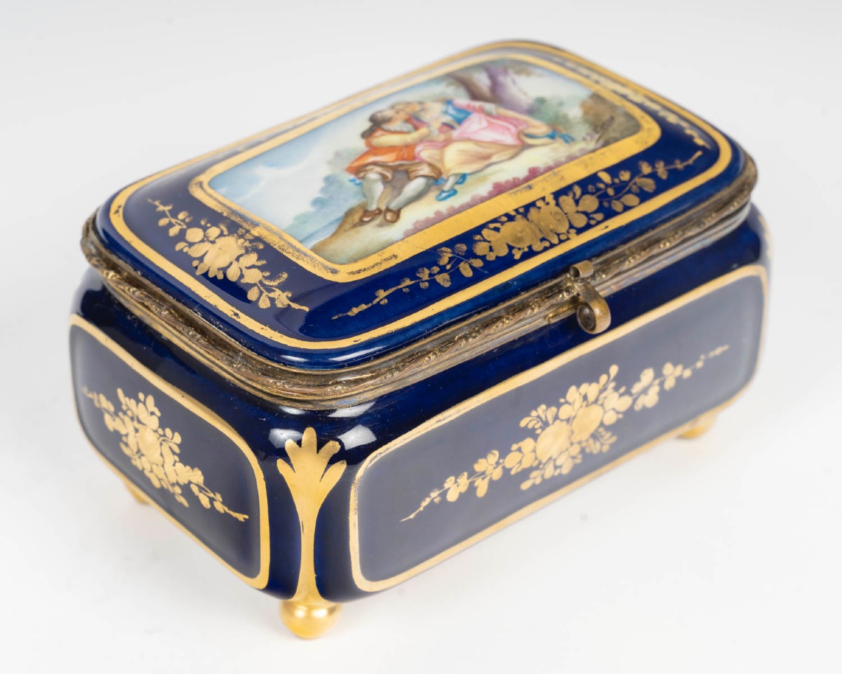Un coffret à bijoux en porcelaine de Sèvres, fin du XIXe siècle