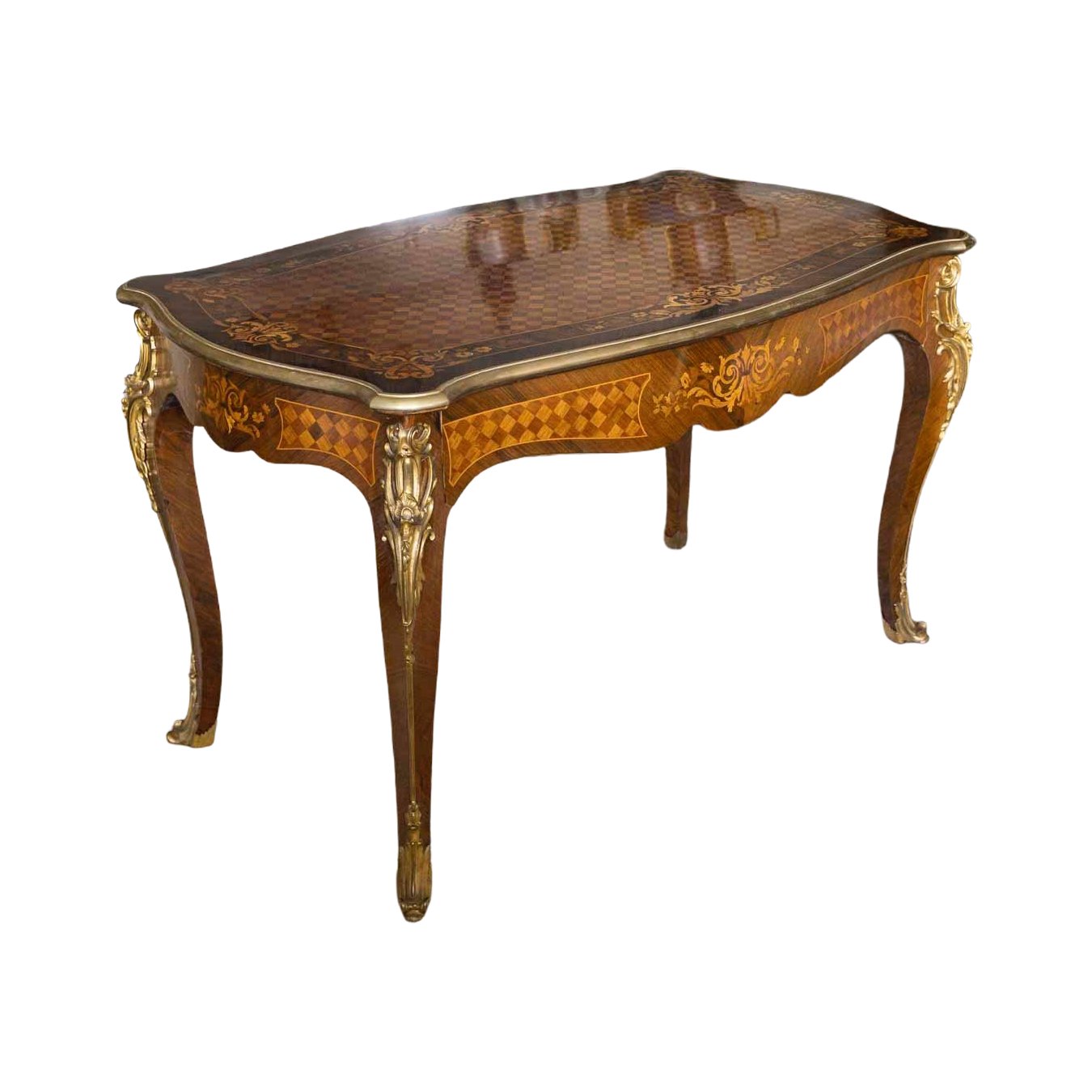 Une table de centre en marqueterie et bronze doré, fin du XIXe siècle — 10