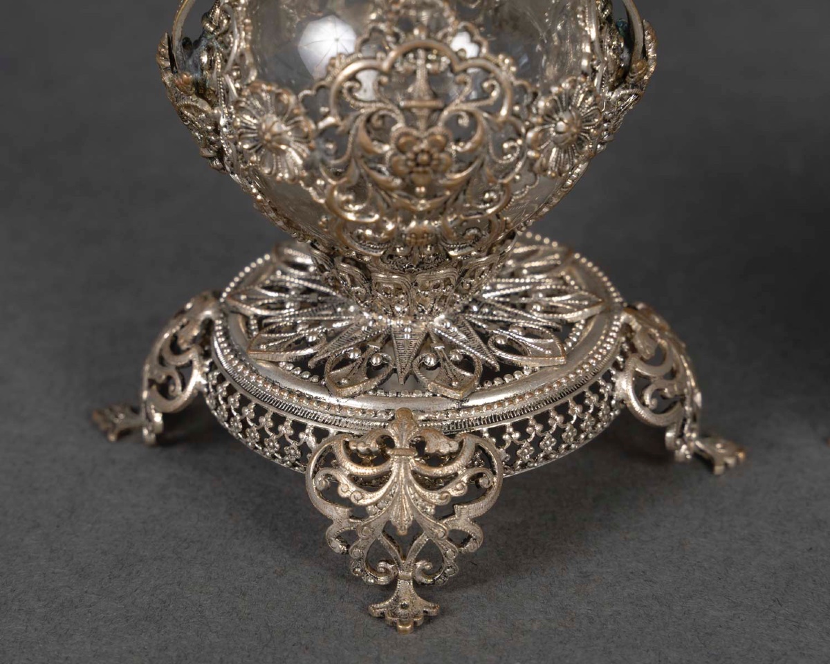 Une paire de petits vases en verre et monture en métal argenté, fin du XIXe siècle — 13