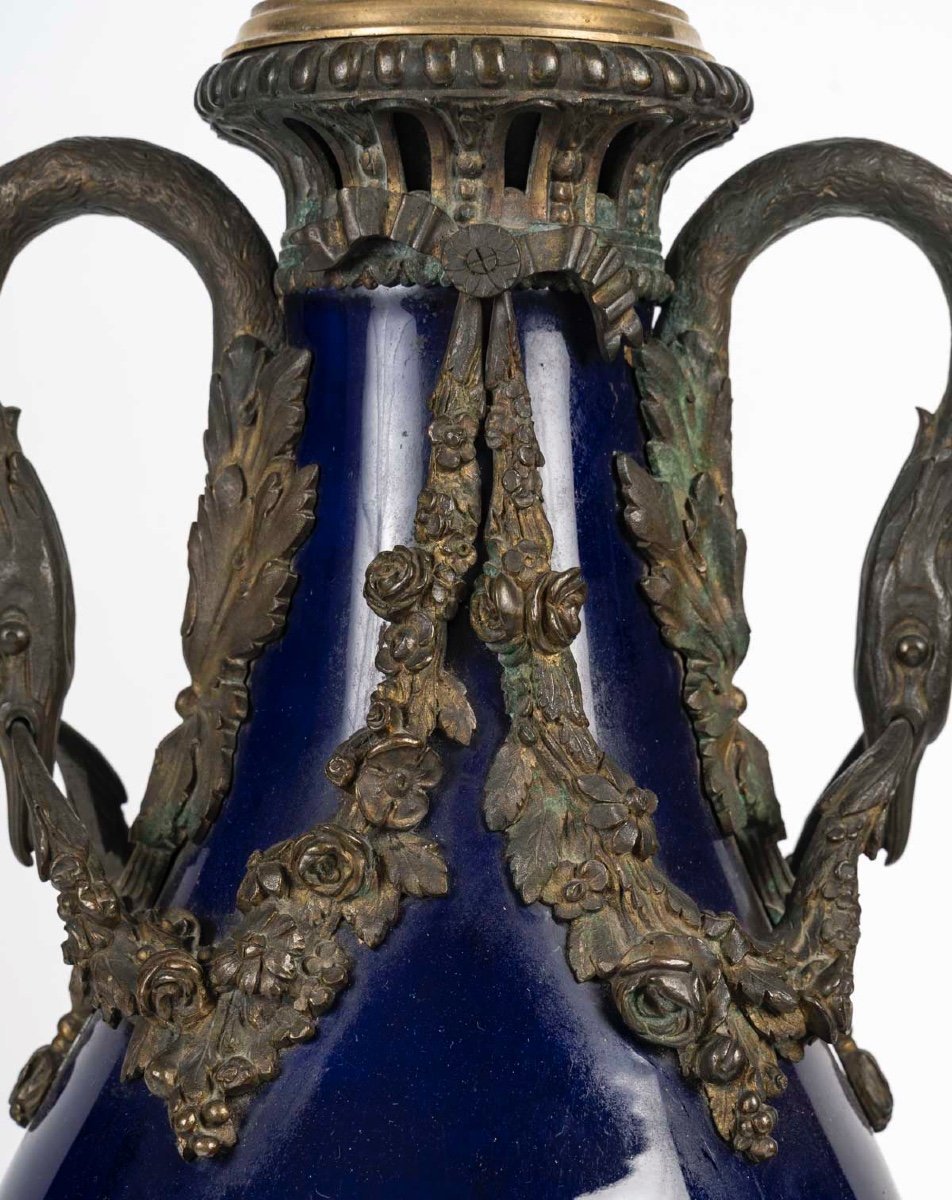 Une paire de vases en porcelaine bleue et bronze doré, époque XIXe siècle — 10