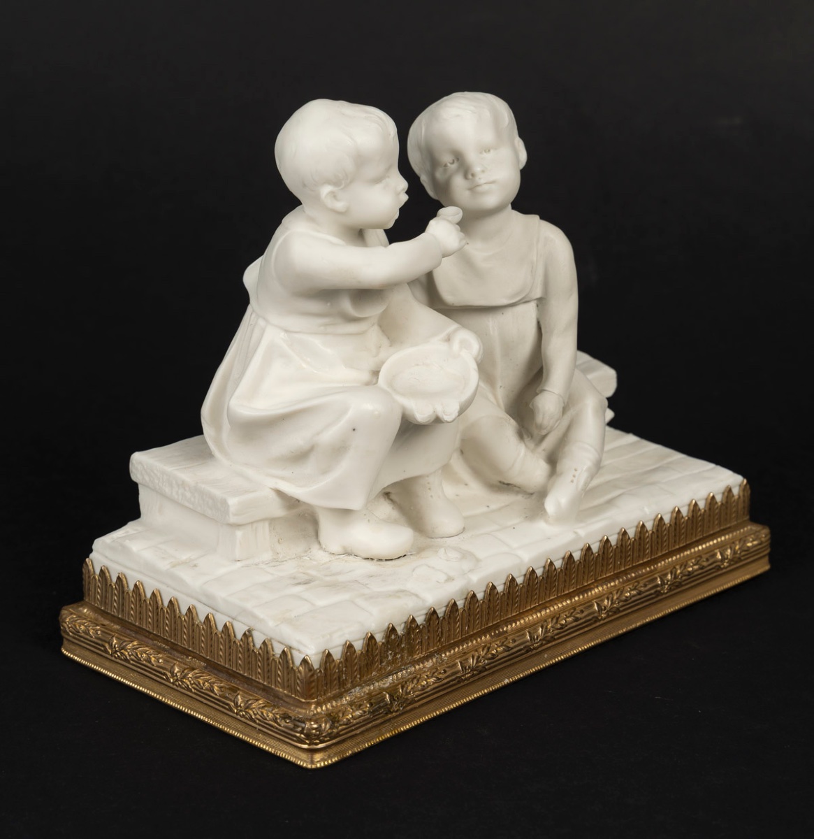 Une petite sculpture en porcelaine de biscuit, époque art nouveau — 12