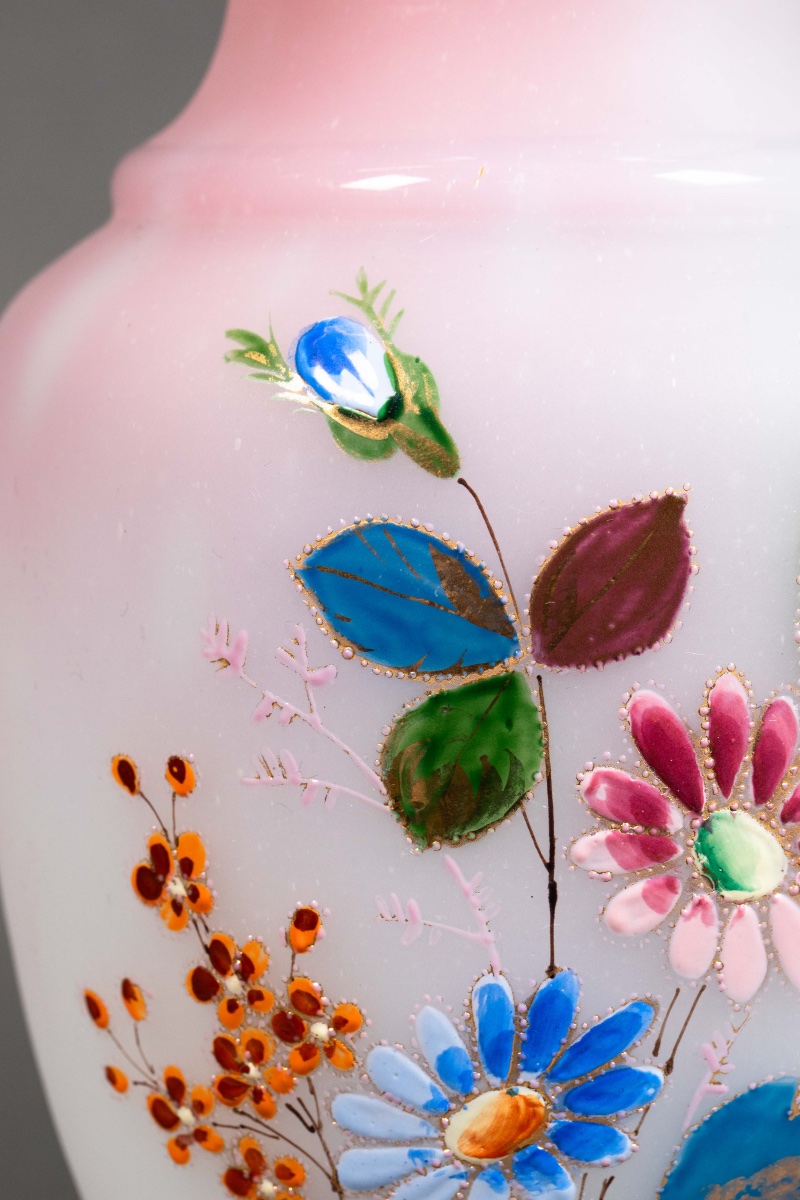 Une paire de vases en opaline, début du XXe siècle — 9