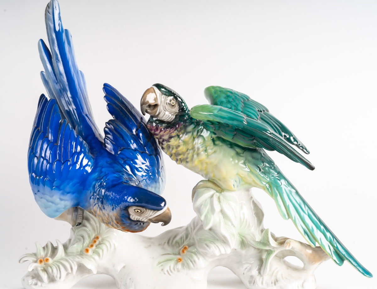 Un groupe en porcelaine de deux sculptures de perroquets début du XXe siècle — 2