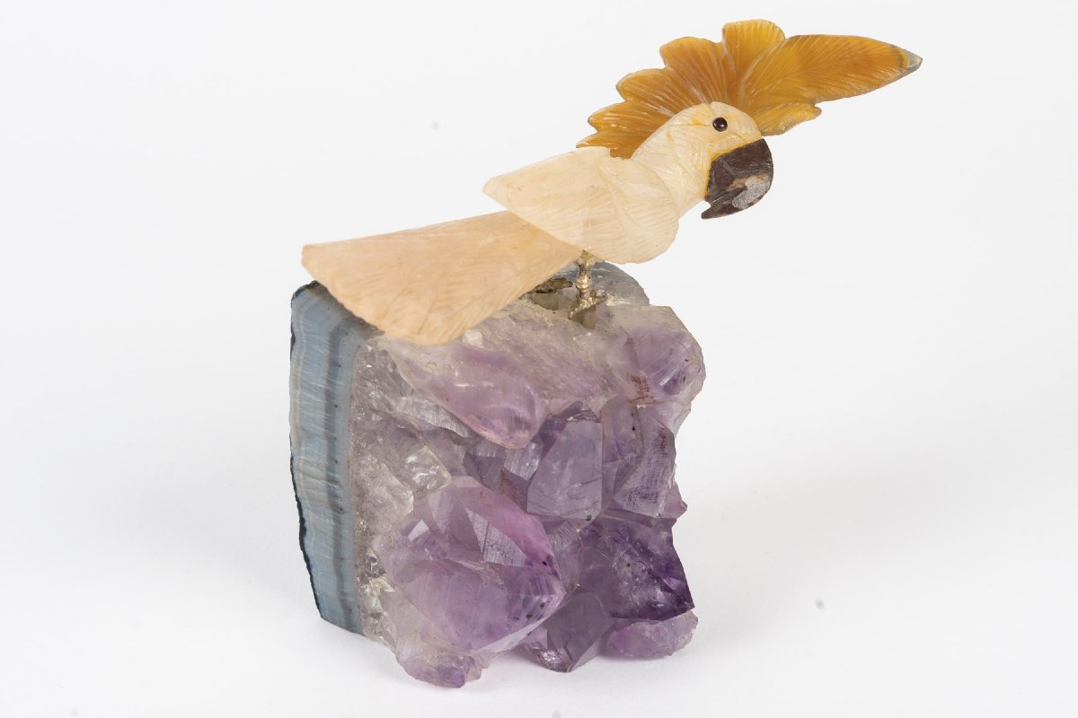 Sculpture miniature de perroquet en pierres dures sur socle d'améthyste, XXe siècle — 8