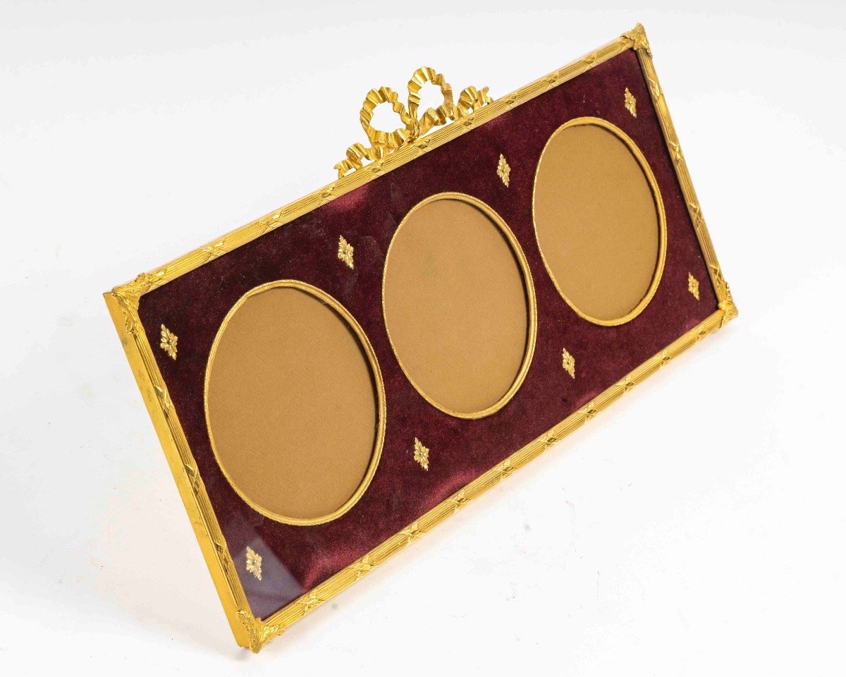 Un cadre photo en bronze doré de style Louis XVI, fin du XIXe siècle — 11