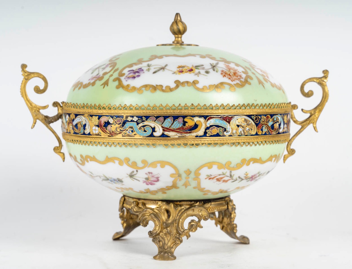 Une bonbonnière en porcelaine et bronze cloisonné, fin du XIXe siècle — 3