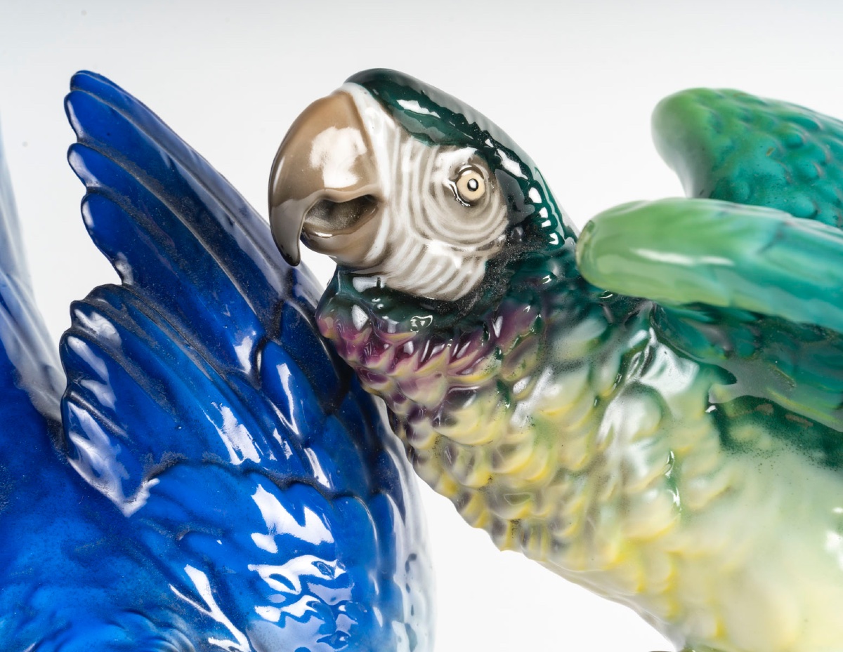 Un groupe en porcelaine de deux sculptures de perroquets début du XXe siècle — 5