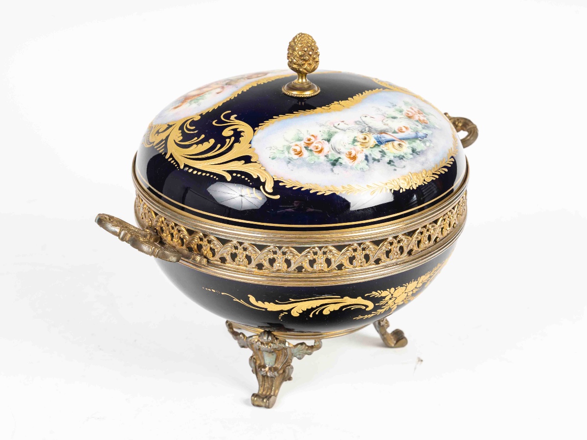 Une bonbonnière en porcelaine de style Sèvres, début du XIXe siècle — 2