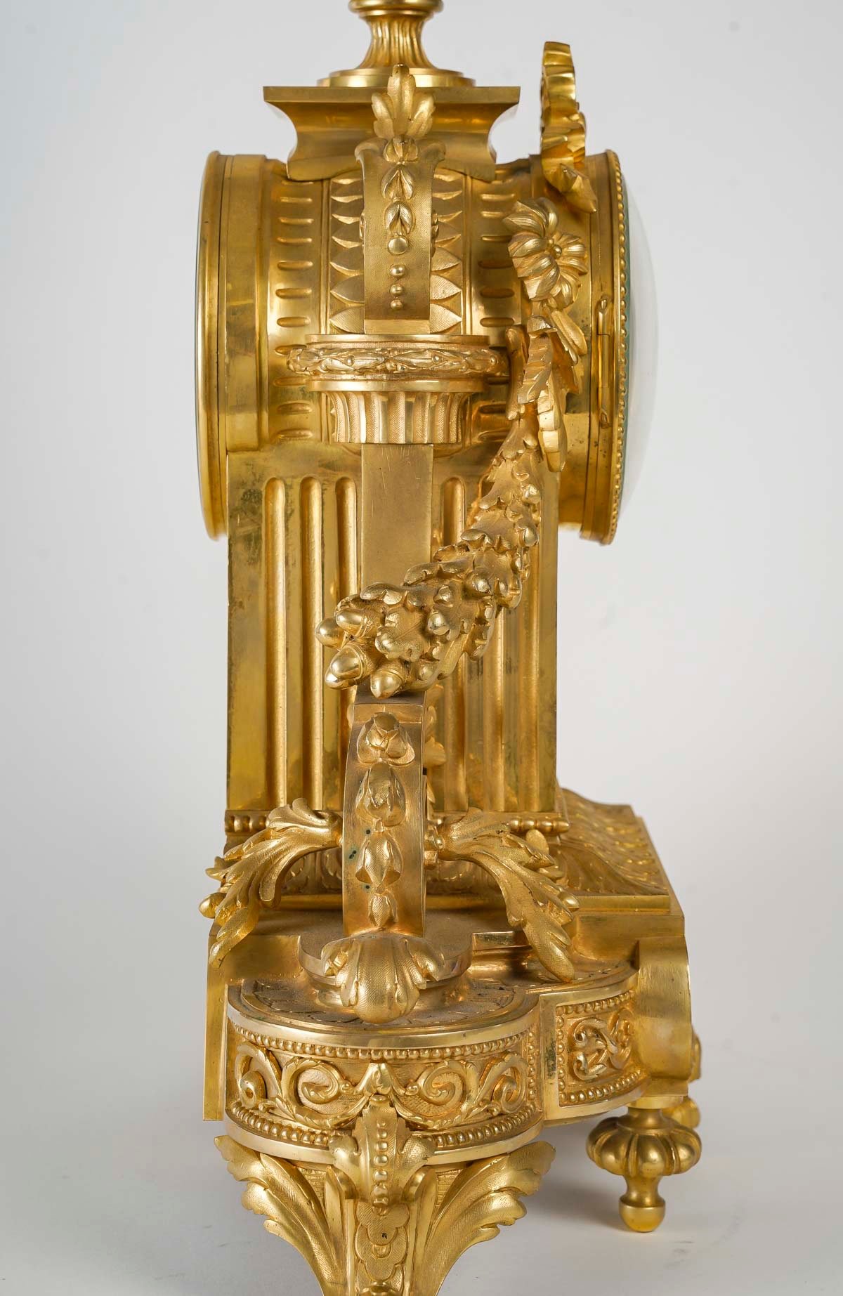 Une pendule en bronze doré de style Louis XVI, XIXè siècle — 4