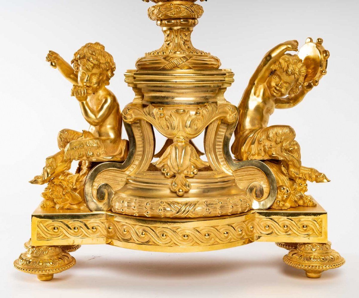 Une pendule en porcelaine et bronze doré fin du XIXe siècle — 7