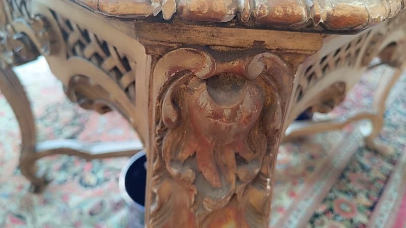 Une table de centre en bois doré fin du XIXe siècle — 3