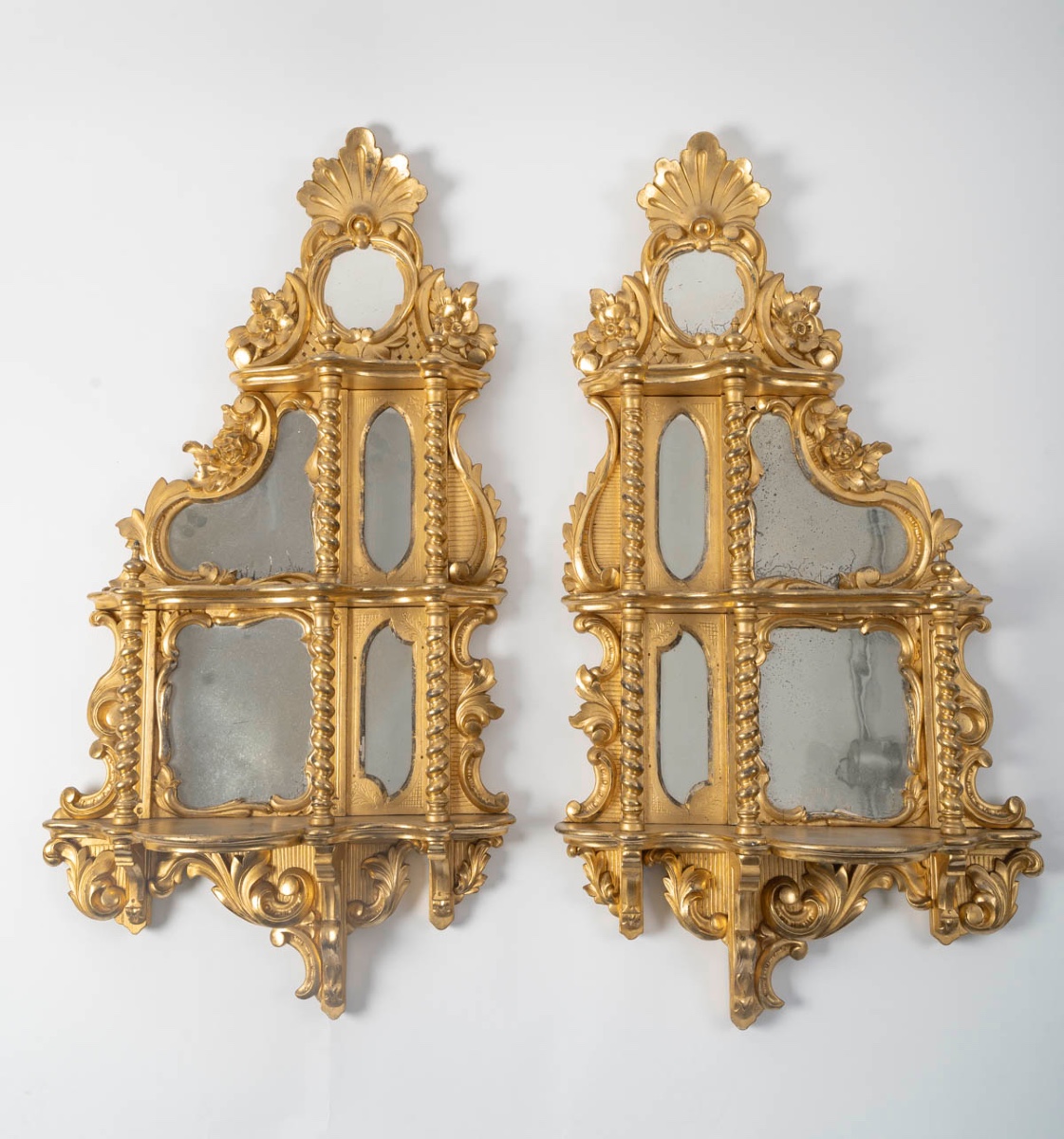 Paire d’étagères murales en bois sculpté et doré, style Napoléon III, fin du XIXe siècle — 2
