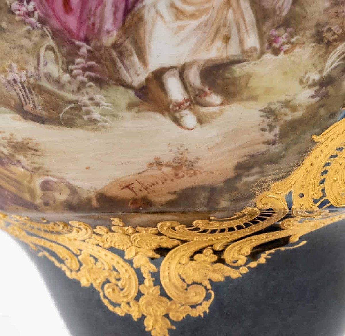 Un vase en porcelaine de Sèvres monté lampe, fin du XIXe siècle — 9