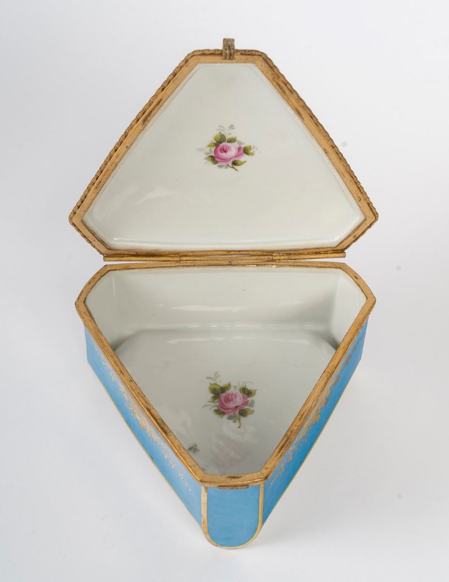 Un coffret à bijoux en porcelaine de Sèvres, fin du XIXe siècle — 9