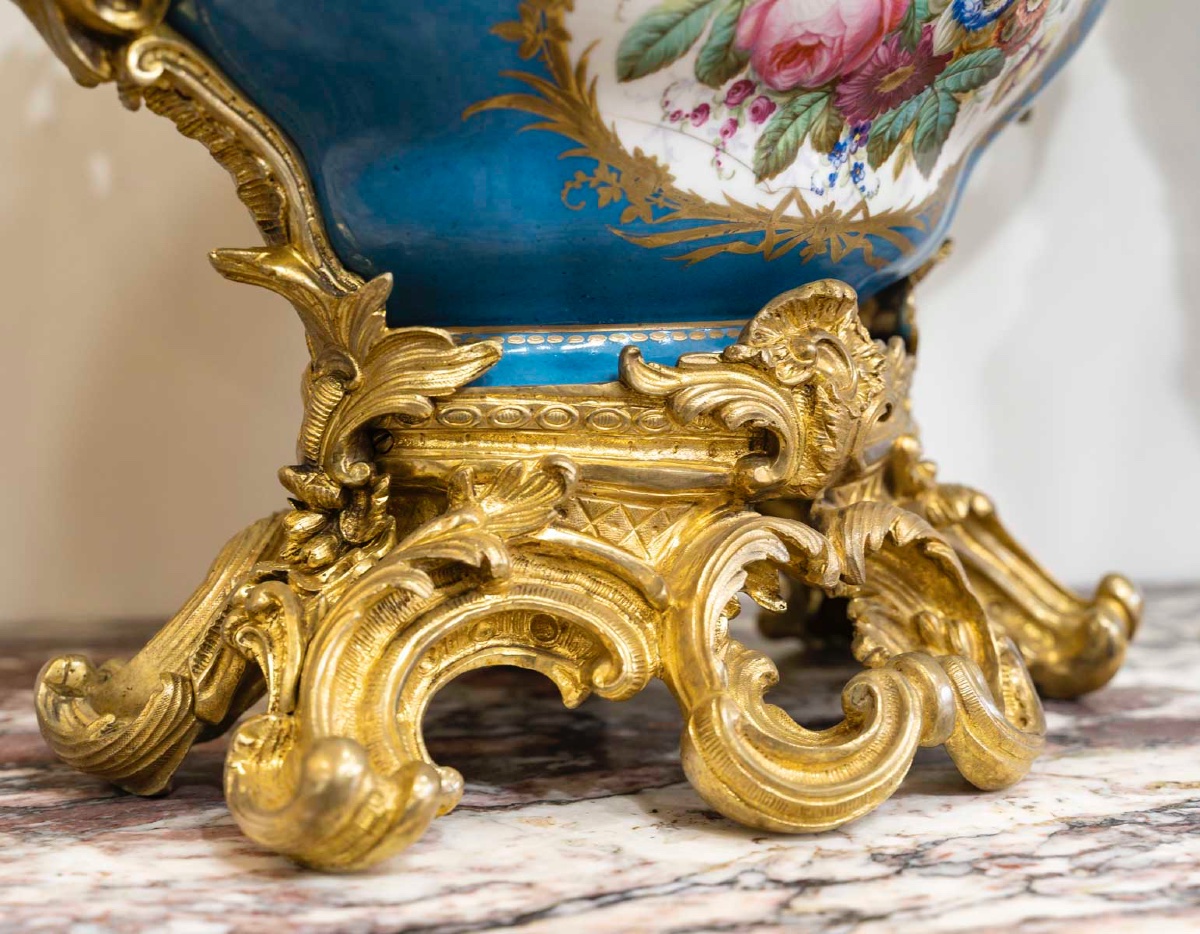 Paire de grandes coupes en porcelaine bleu céleste et bronze doré par H. Picard, XIXe siècle — 13