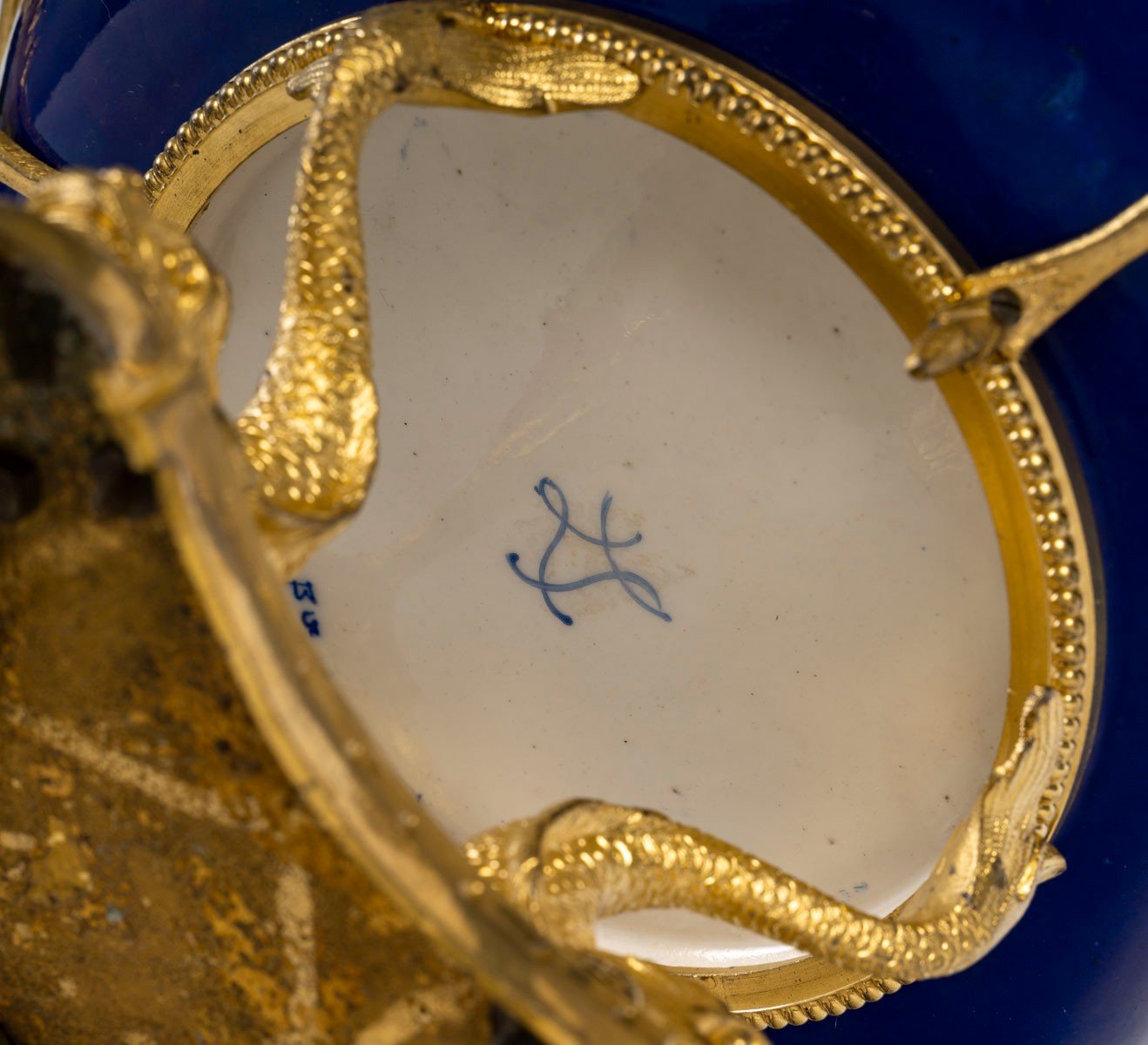 Une coupe en porcelaine de Sèvres et belle ornementation en bronze doré, fin du XIXe siècle — 8