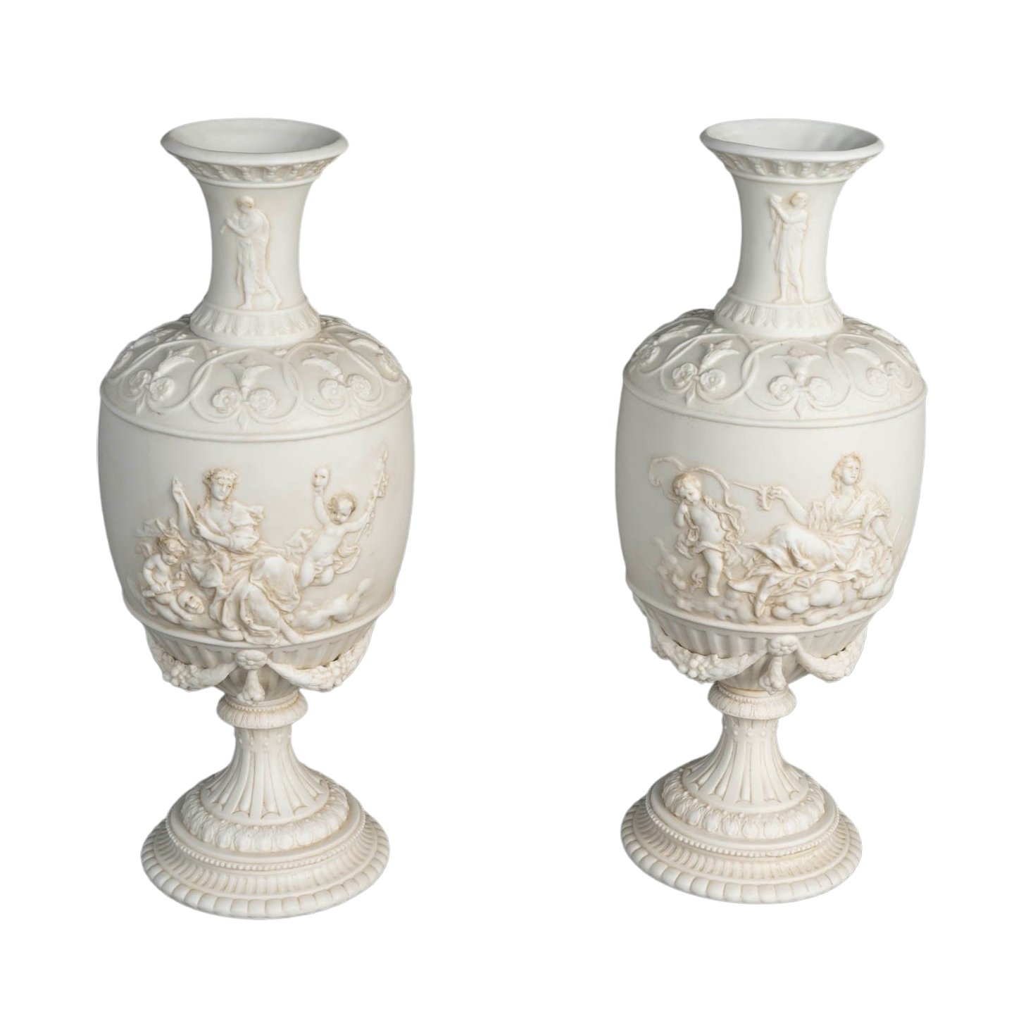 Une paire de vases en porcelaine de biscuit, fin du XIXe siècle — 14