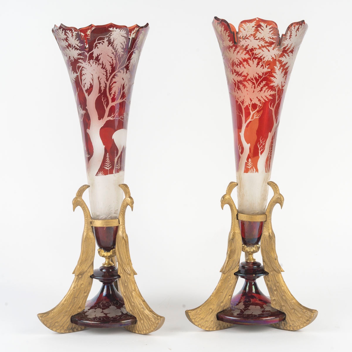 Une paire de vases en cristal de Bohême rouge, fin du XIXe siècle — 10