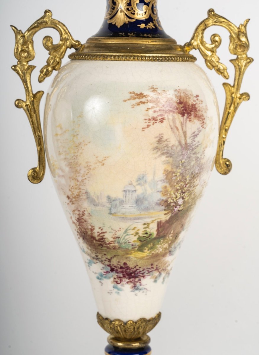 Une paire de vases en porcelaine et Faïence, Sèvres fin du XIXe siècle — 10