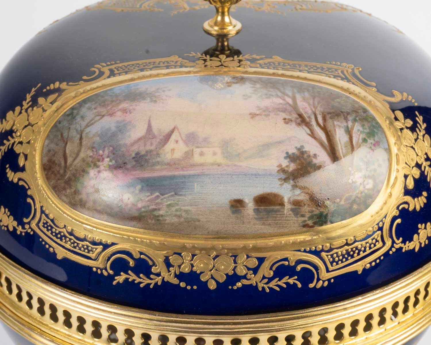 Bonbonnière de style Sèvres en faïence, fin du XIXe siècle — 13