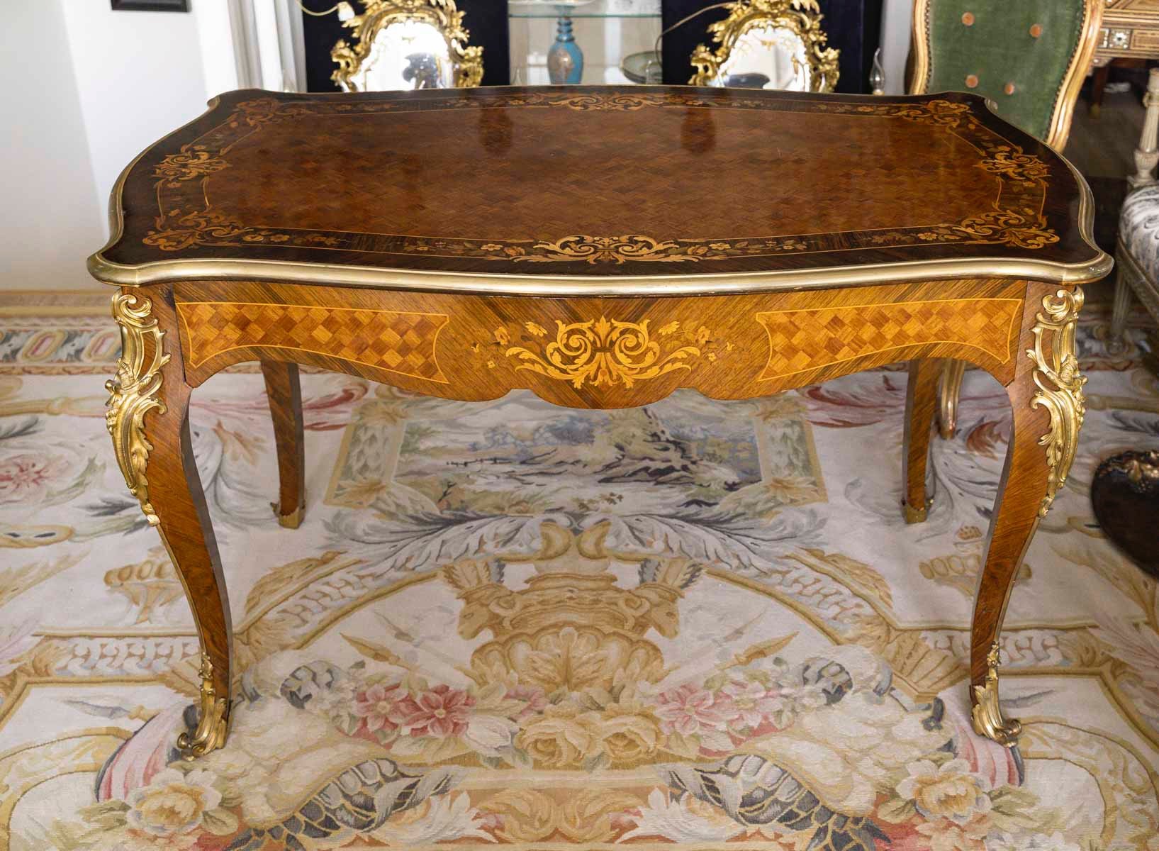 Une table de centre en marqueterie et bronze doré, fin du XIXe siècle — 12