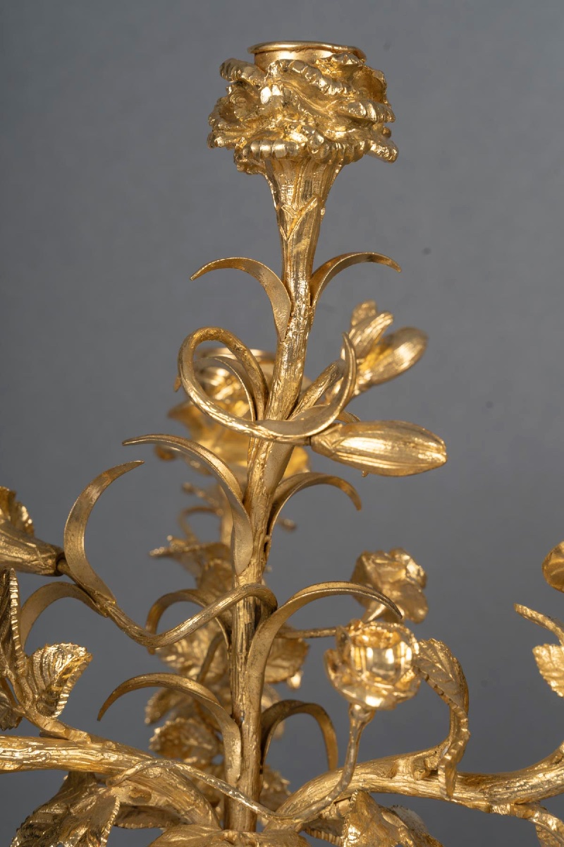 Une garniture de cheminée en bronze doré et marbre blanc, XIXe siècle — 6
