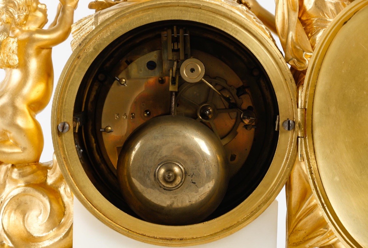 Pendule en bronze doré et marbre blanc, XIXe siècle — 11