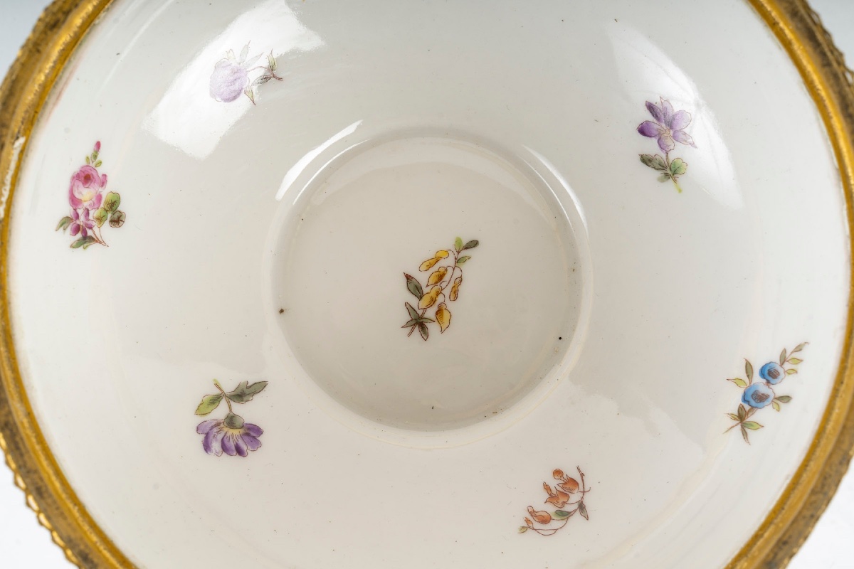 Une bonbonnière en porcelaine et bronze cloisonné, fin du XIXe siècle — 9
