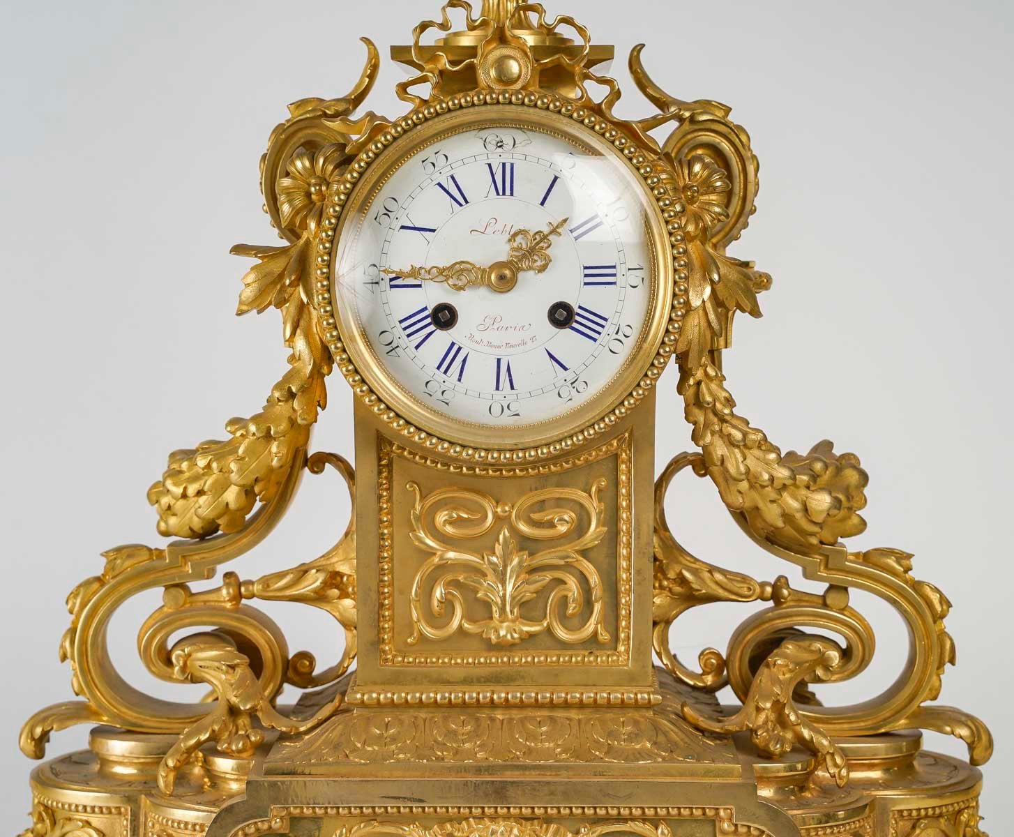 Une pendule en bronze doré de style Louis XVI, XIXè siècle — 6