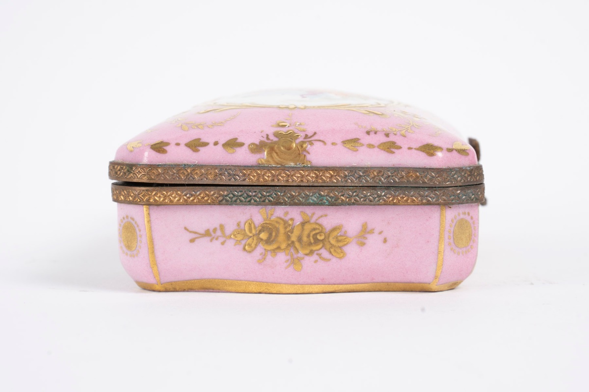 Miniature petite boîte à bijoux en porcelaine de Sèvres, fin du XIXe siècle — 10