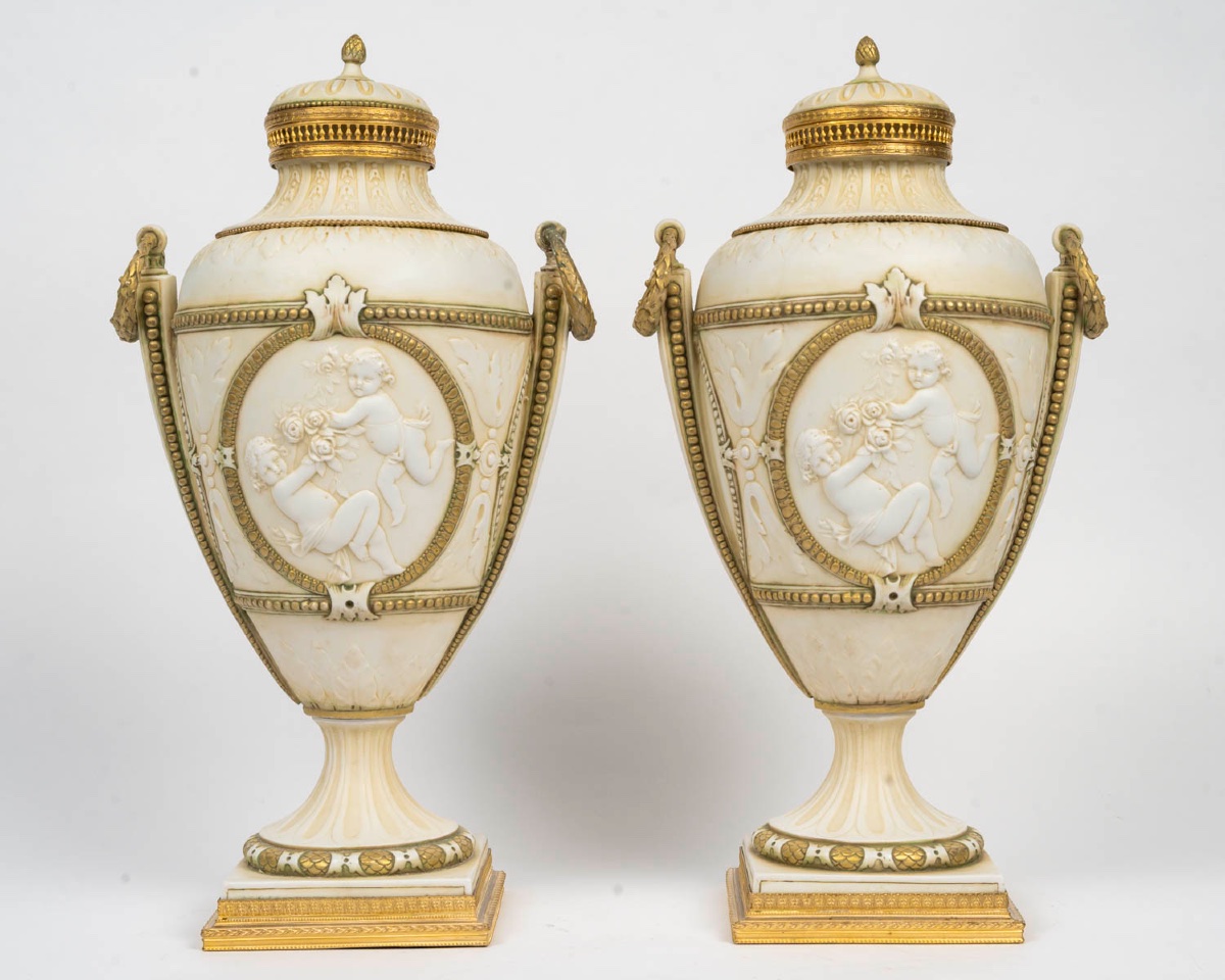 Paire de vases en porcelaine biscuit – Manufacture Müller – style Louis XVI, fin du XIXe siècle — 4