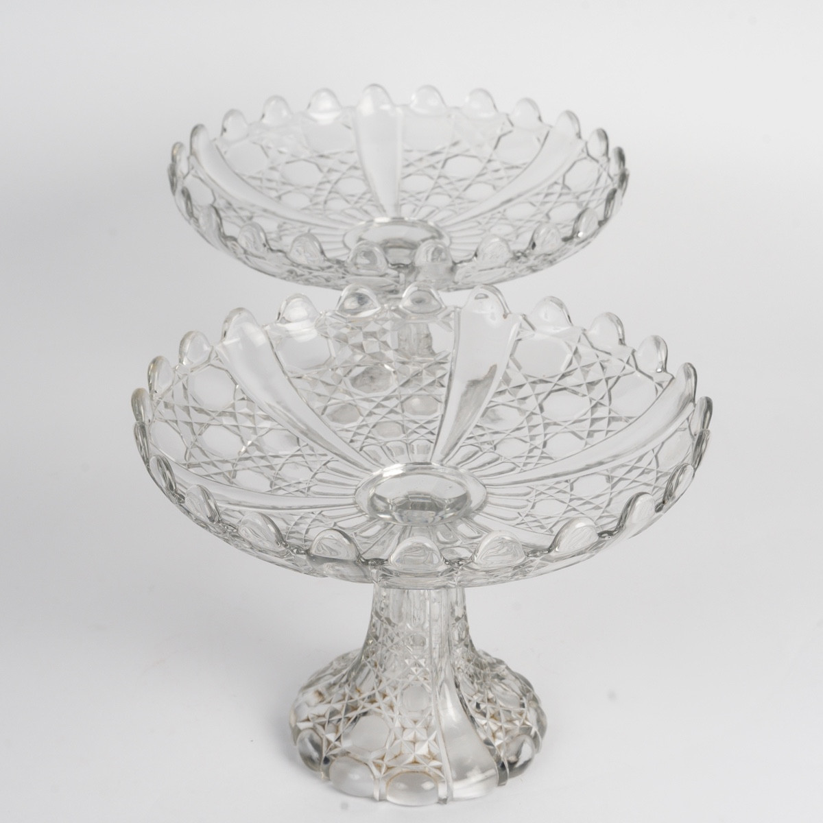 Une paire de coupes en cristal moulé — 17