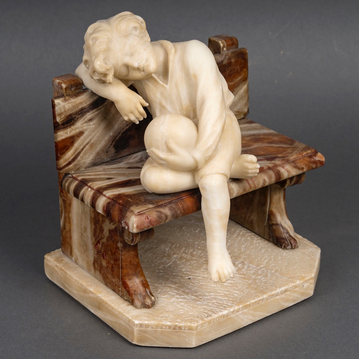 Une sculpture d'un enfant en albâtre, début du XXe siècle — 2