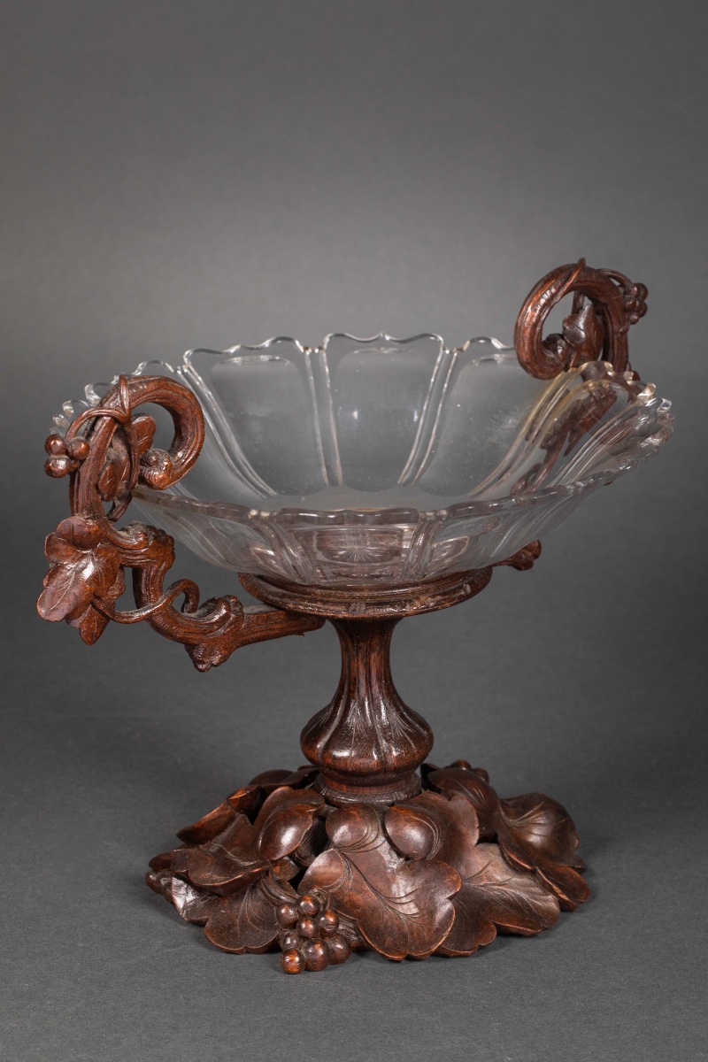 Une coupe en cristal et bois sculpté, XIXe siècle — 4