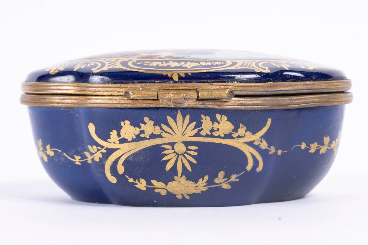 Un petit coffret à bijoux en porcelaine de style Sèvres, fin du XIXe siècle — 9