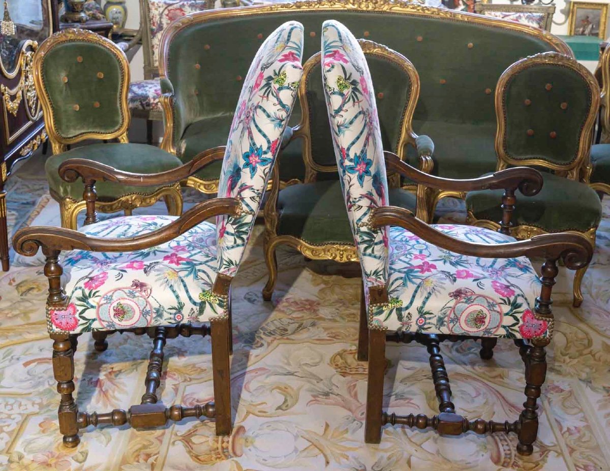 Une paire de Fauteuils de style Louis XIII, époque 18e siècle — 4