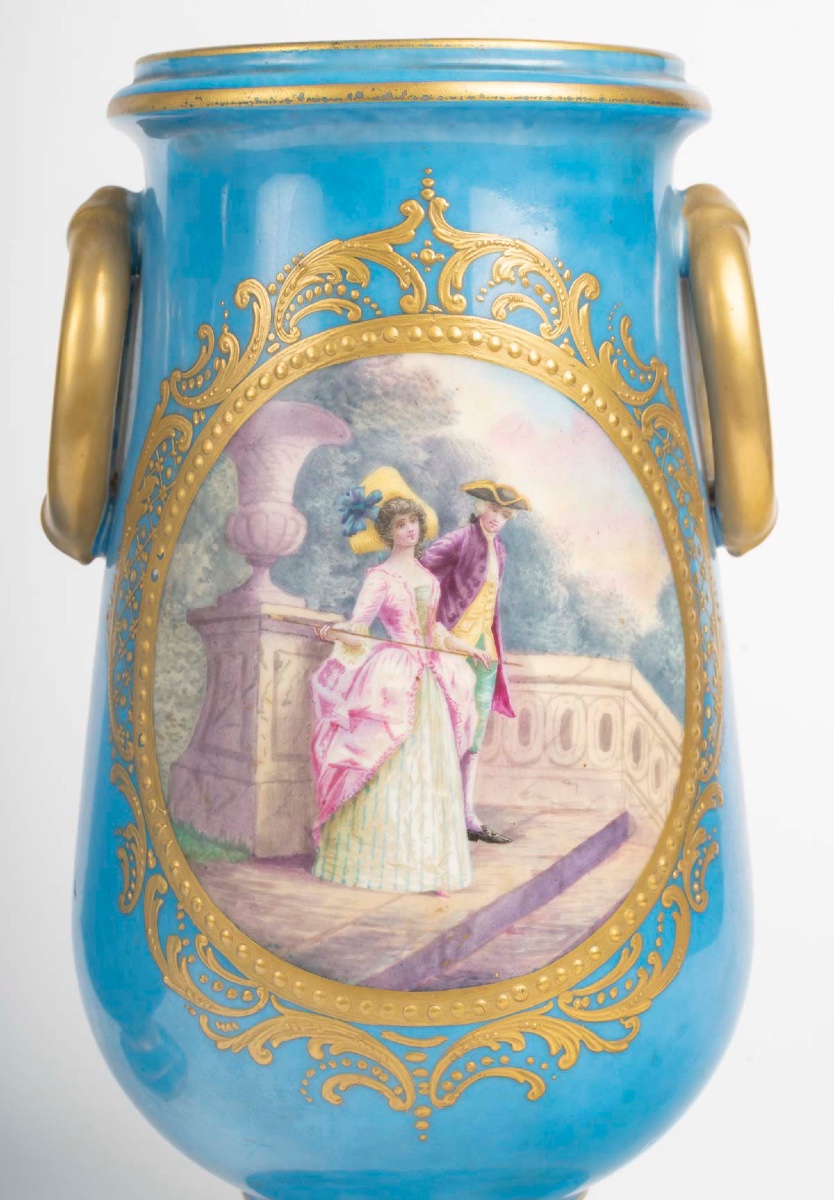 Paire d’urnes en porcelaine dans le goût de Sèvres – fin du XIXe siècle — 4