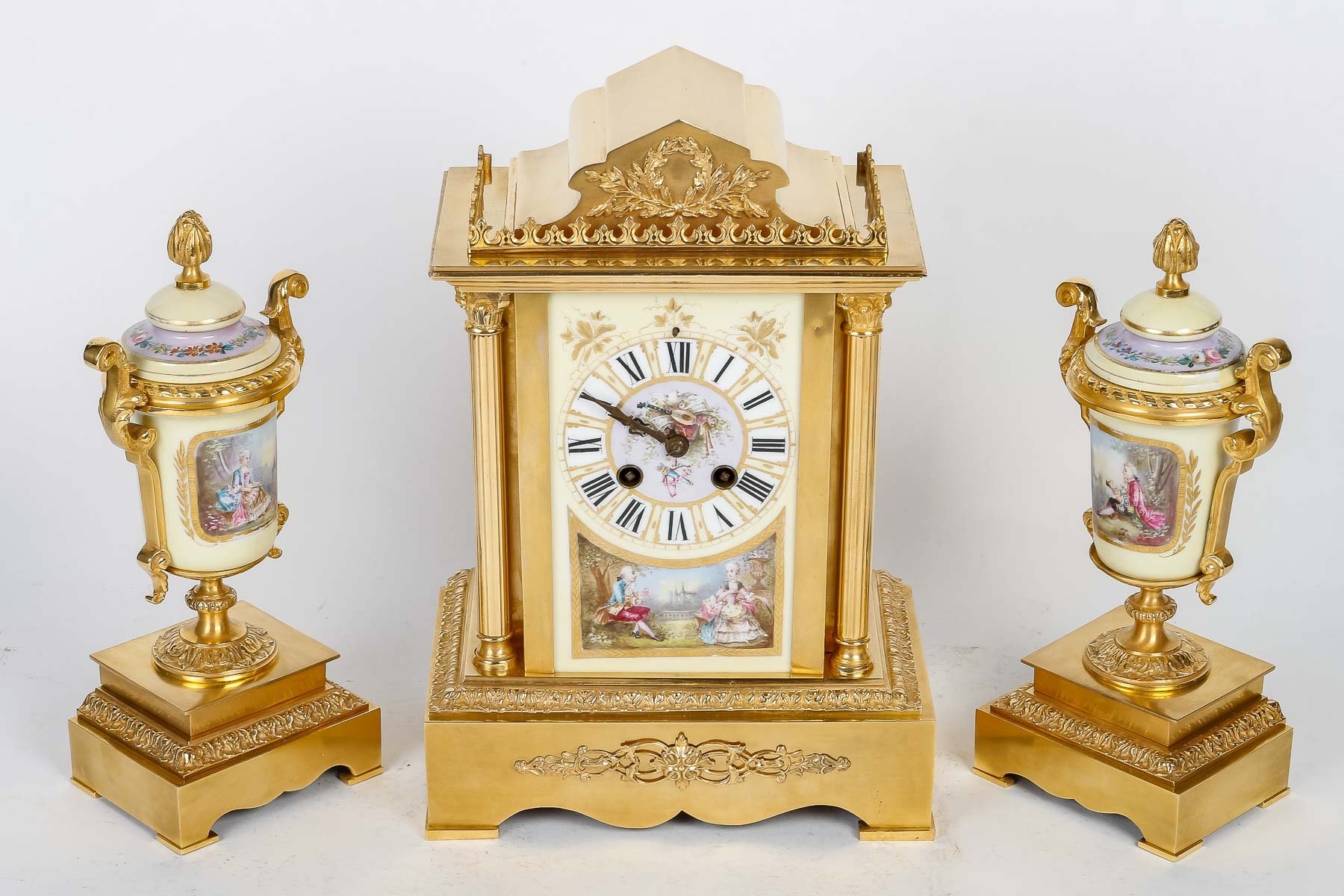 Garniture de cheminée en bronze doré et porcelaine fin du XIXe siècle — 3