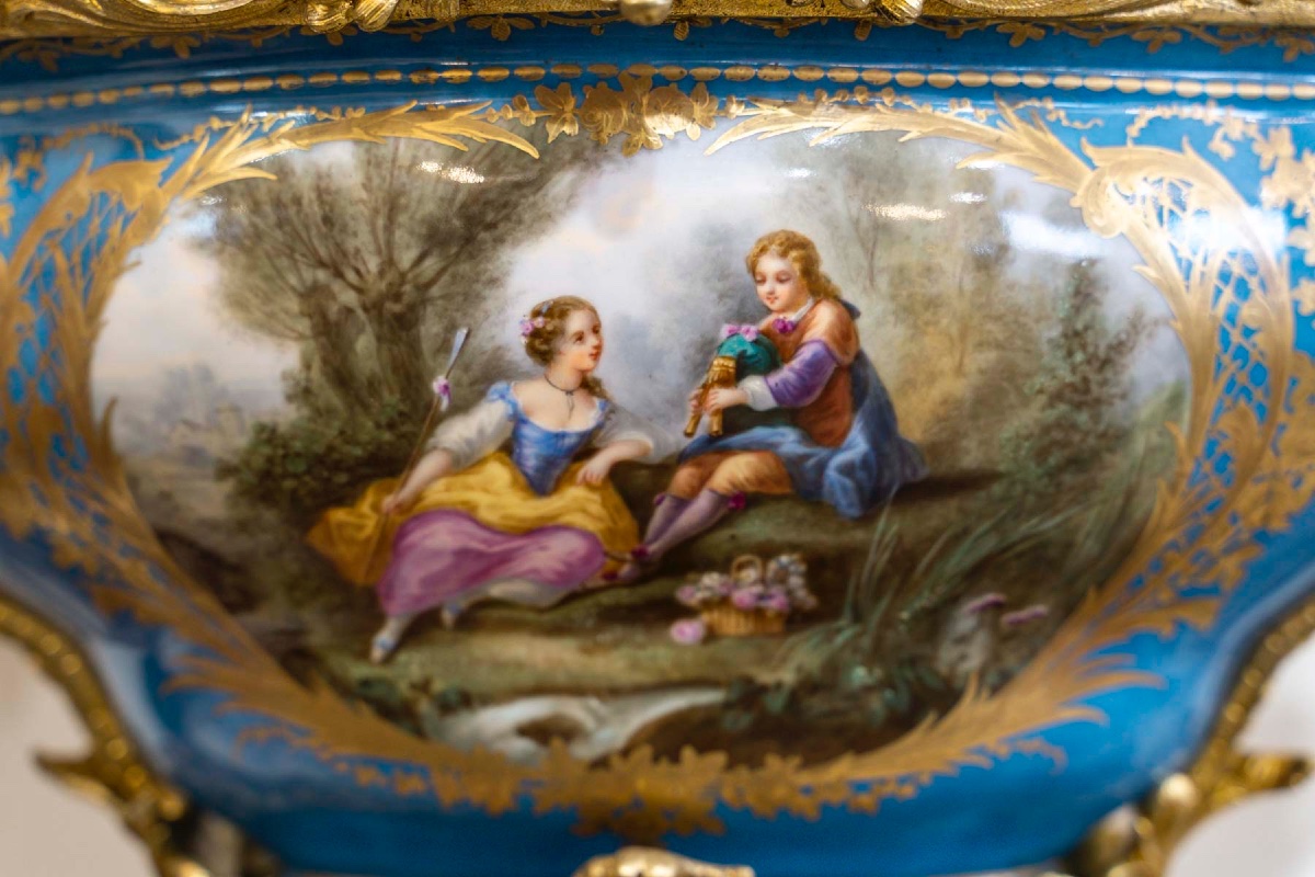 Paire de grandes coupes en porcelaine bleu céleste et bronze doré par H. Picard, XIXe siècle — 8