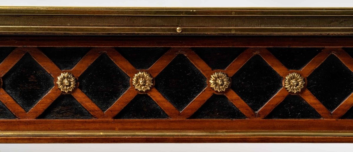 Une table basse de style Louis XVI, début du XXe siècle — 7