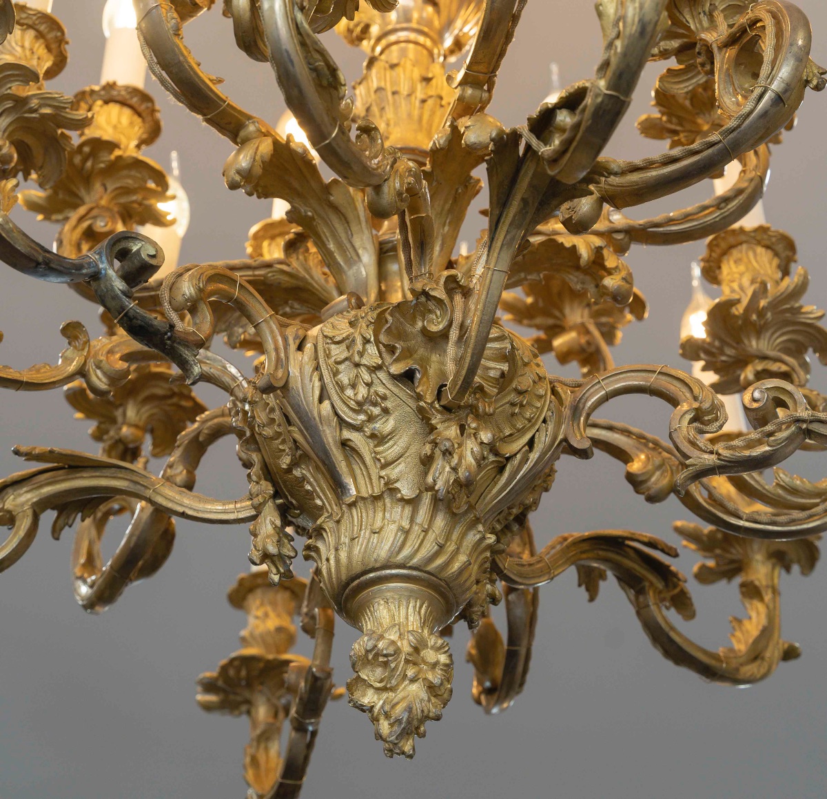 Paire de lustres en bronze doré de style Louis XV époque fin du XIXe siècle — 10