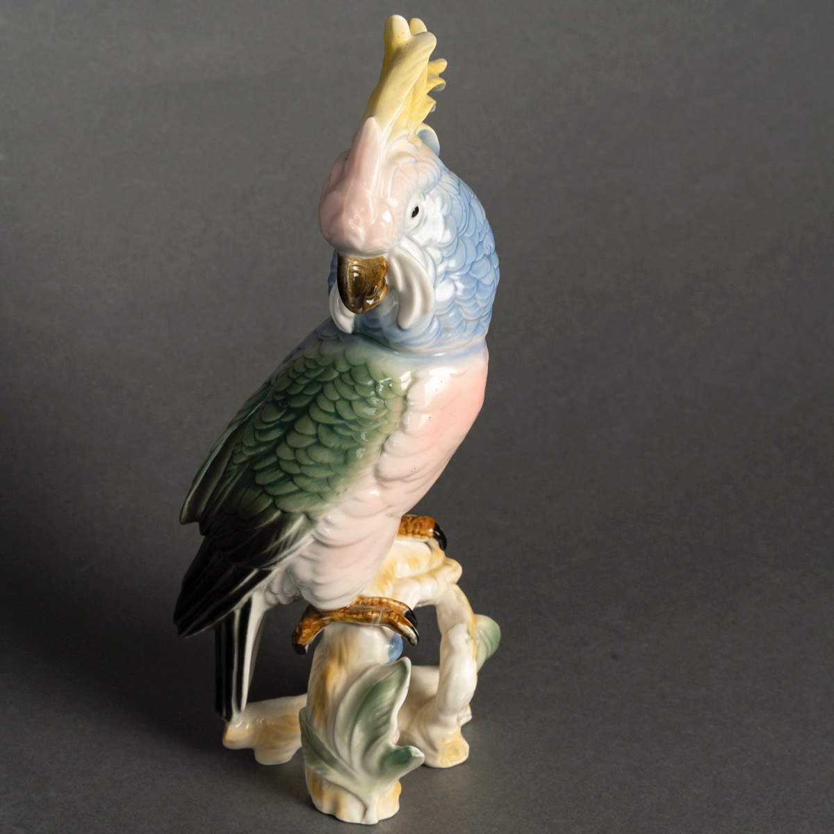 Une sculpture de perroquet en porcelaine, début du XXe siècle — 6