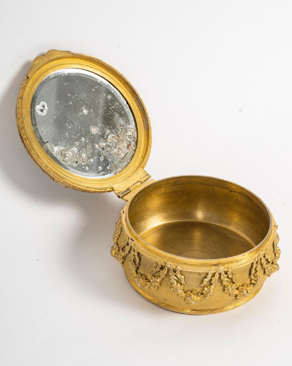 Un coffret à bijoux - poudrier en bronze et plaque en émail de Limoges, début du XXe siècle — 8