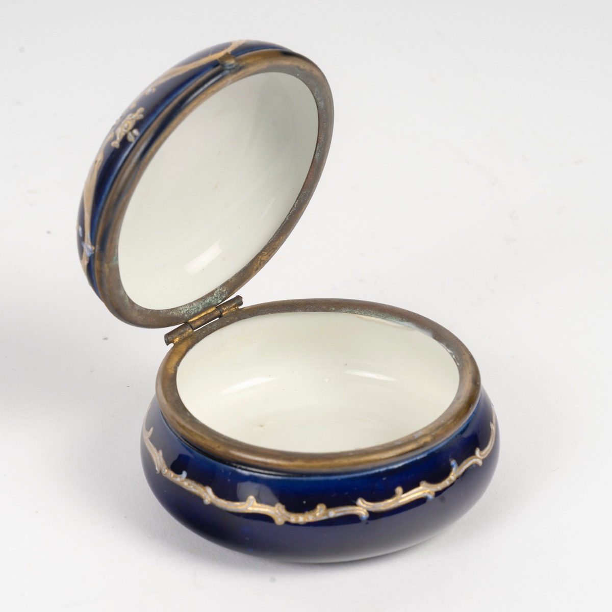 Une miniature boîte à bijoux, en porcelaine de style Sèvres, fin du XIXe siècle — 4