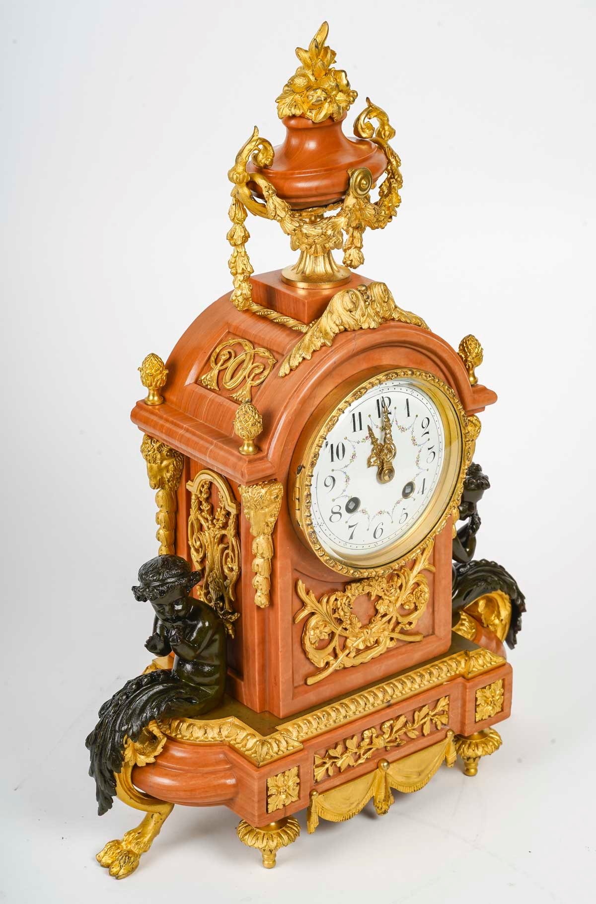 Un pendule en bronze doré et marbre rose fin du XIXe siècle — 3